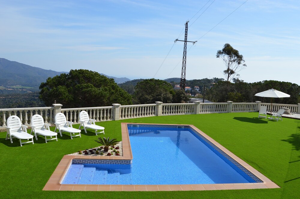 Santa Flora Holiday House