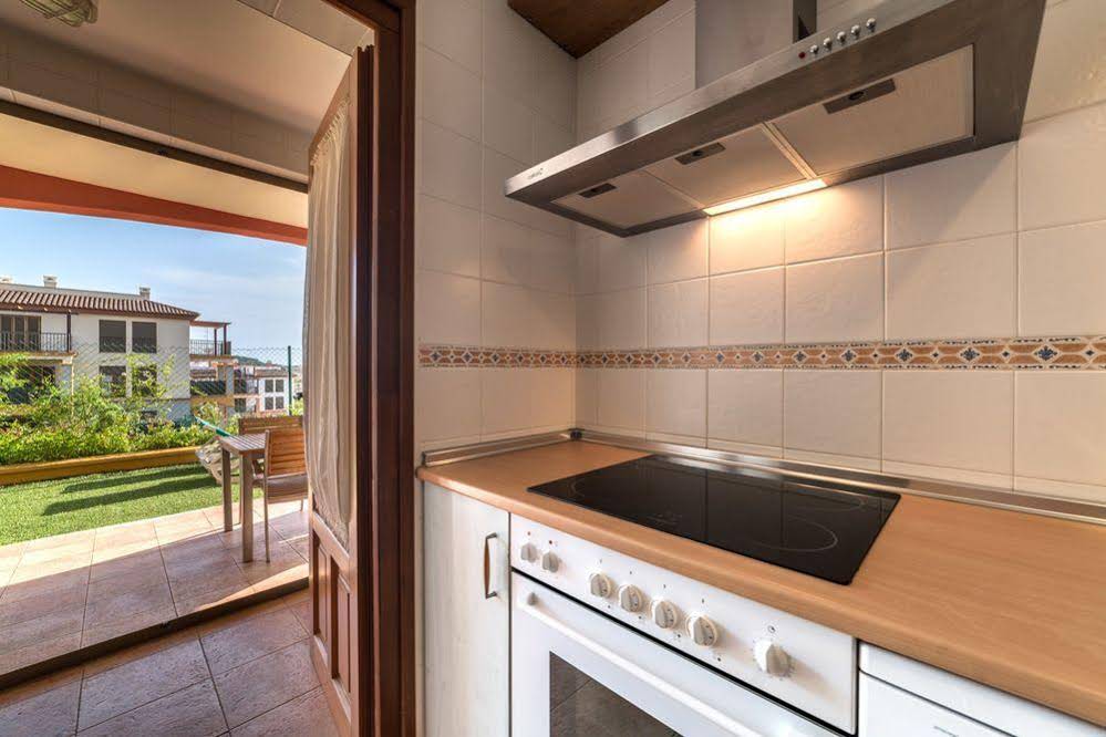 Conjunto Residencial Las Encinas by Costaluz Apartamentos