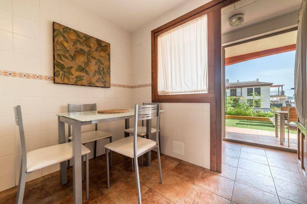 Conjunto Residencial Las Encinas by Costaluz Apartamentos