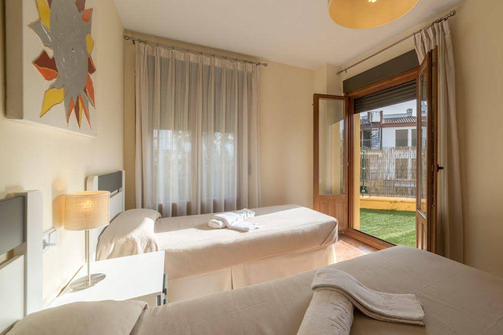Conjunto Residencial Las Encinas by Costaluz Apartamentos