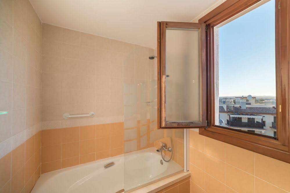 Conjunto Residencial Las Encinas by Costaluz Apartamentos