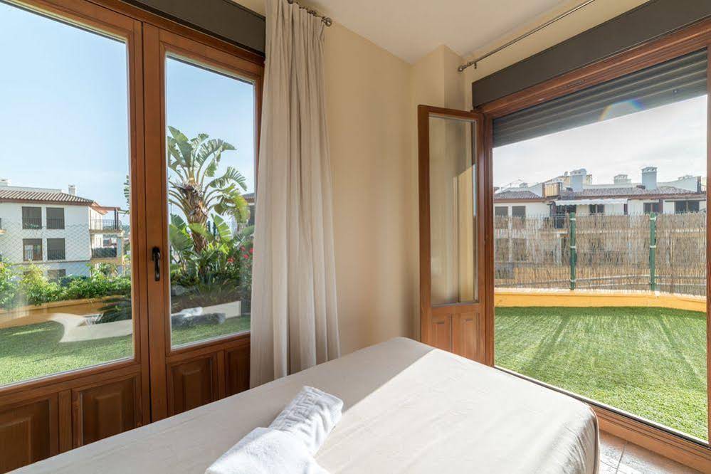 Conjunto Residencial Las Encinas by Costaluz Apartamentos