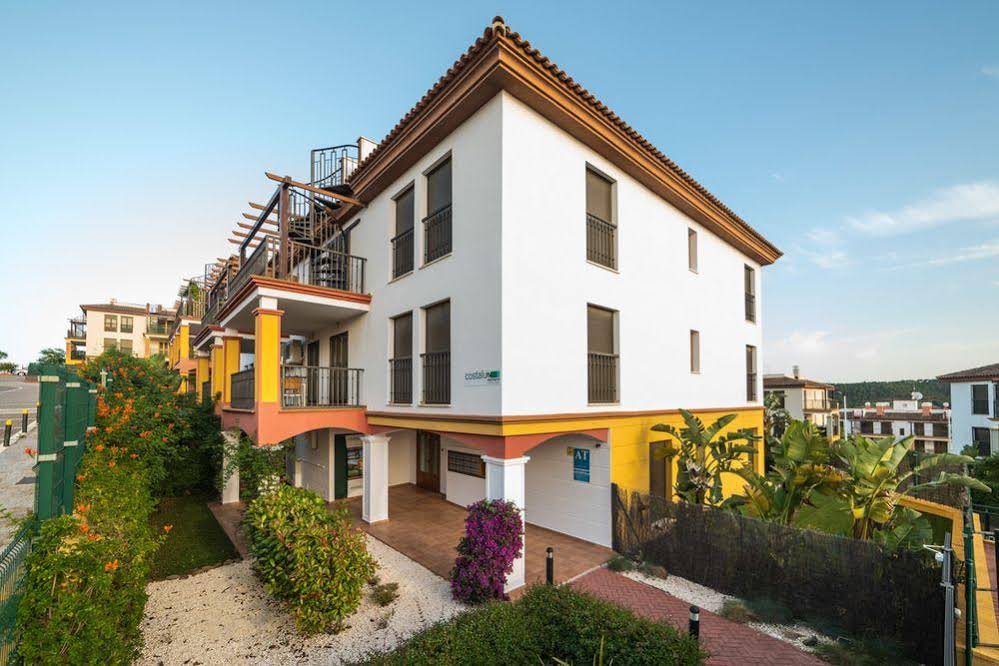 Conjunto Residencial Las Encinas by Costaluz Apartamentos