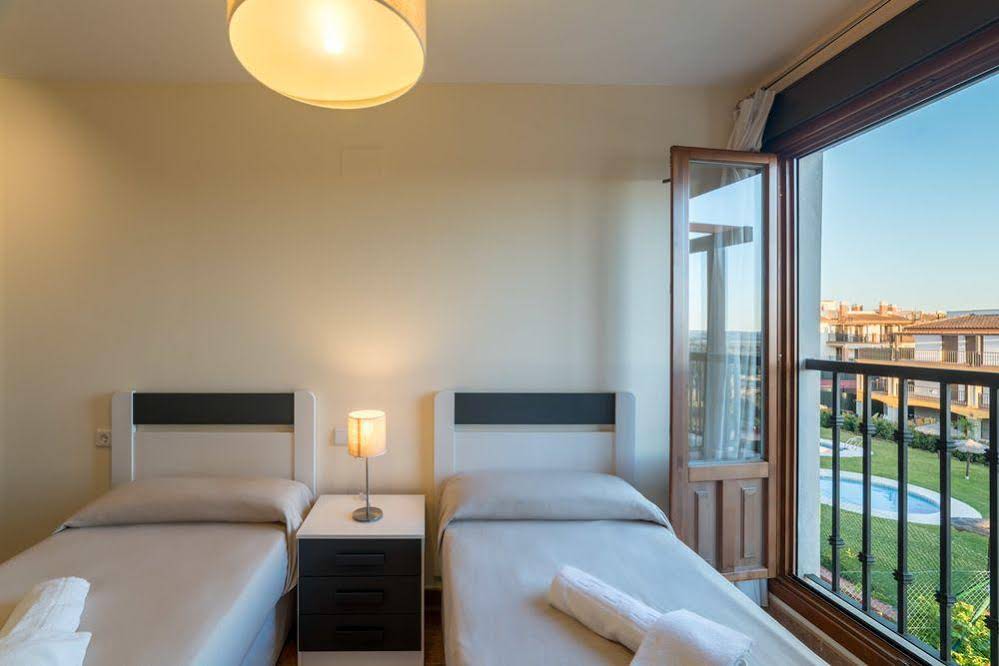 Conjunto Residencial Las Encinas by Costaluz Apartamentos