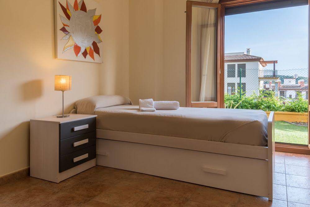 Conjunto Residencial Las Encinas by Costaluz Apartamentos