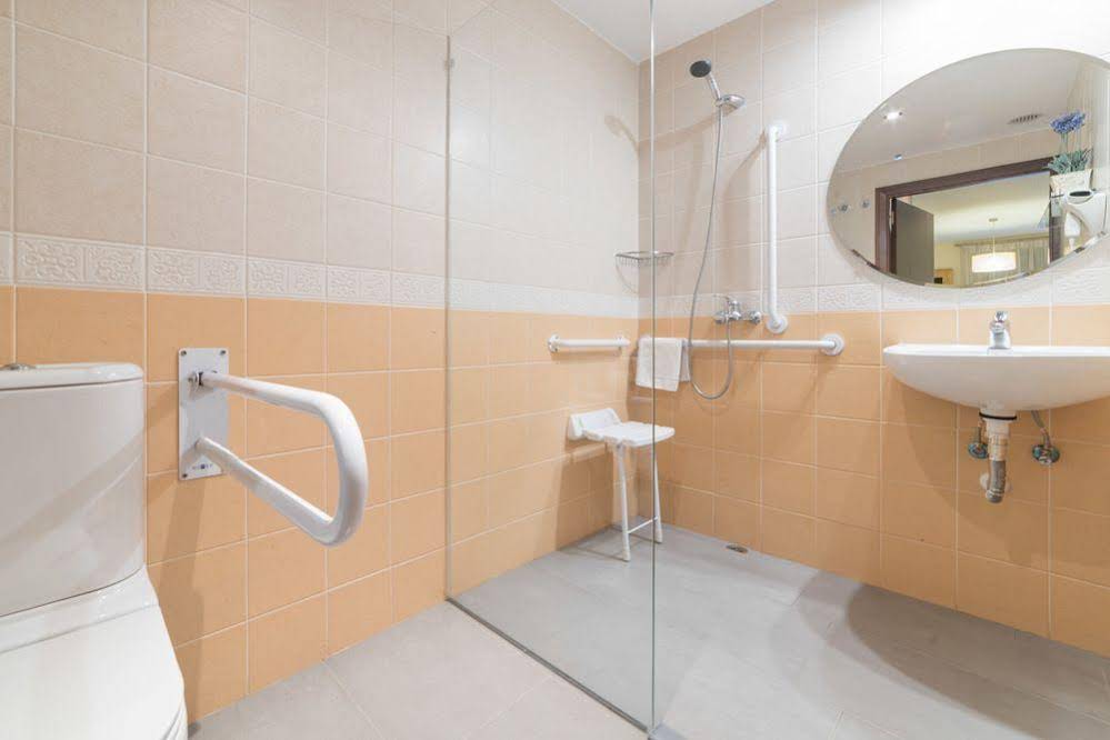 Conjunto Residencial Las Encinas by Costaluz Apartamentos