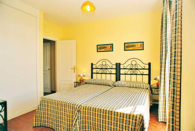 Apartamentos Leo Islamar