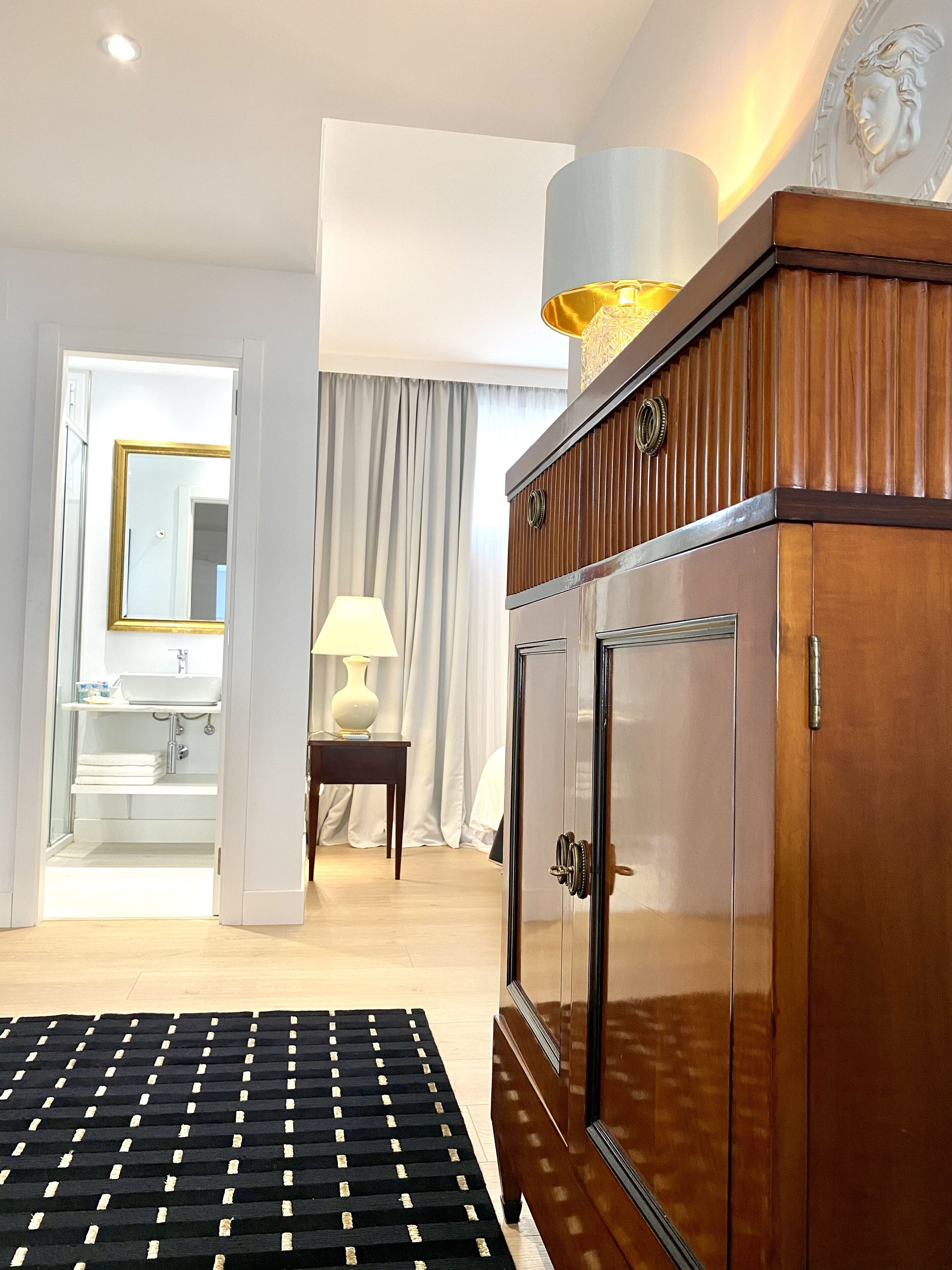 Mondrian Luxury Suites & Villas