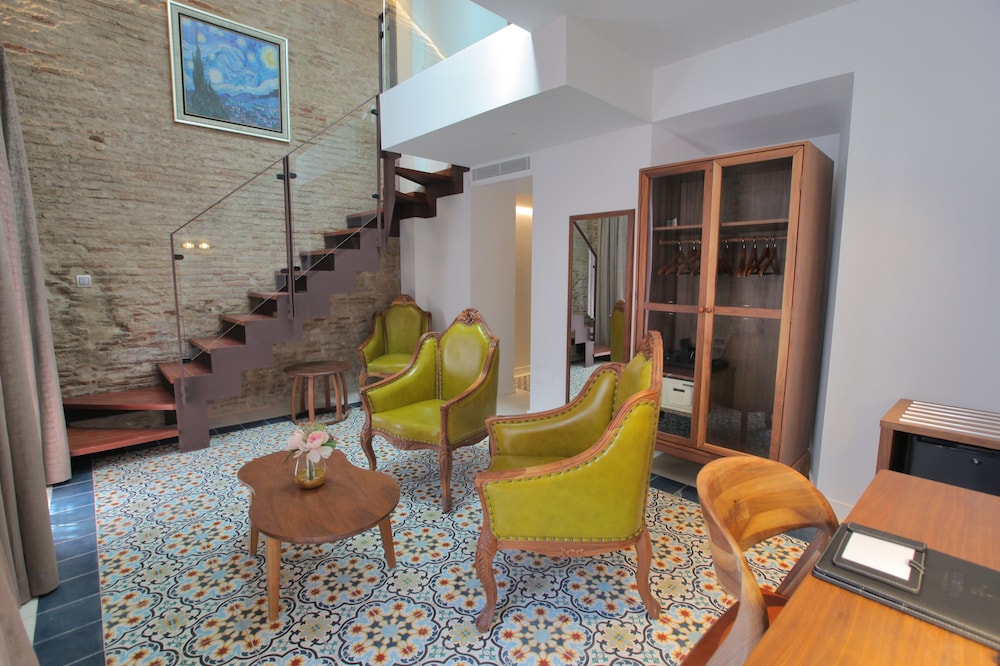 Anahita Boutique Hotel