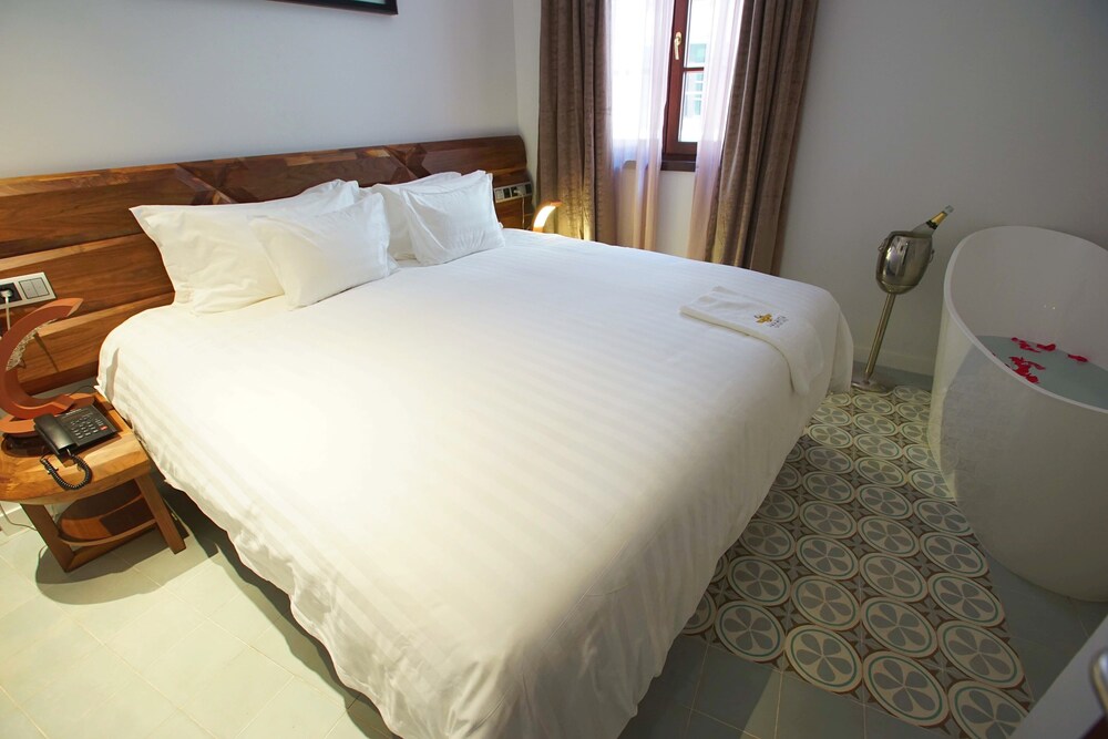 Anahita Boutique Hotel