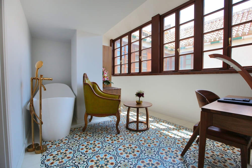 Anahita Boutique Hotel