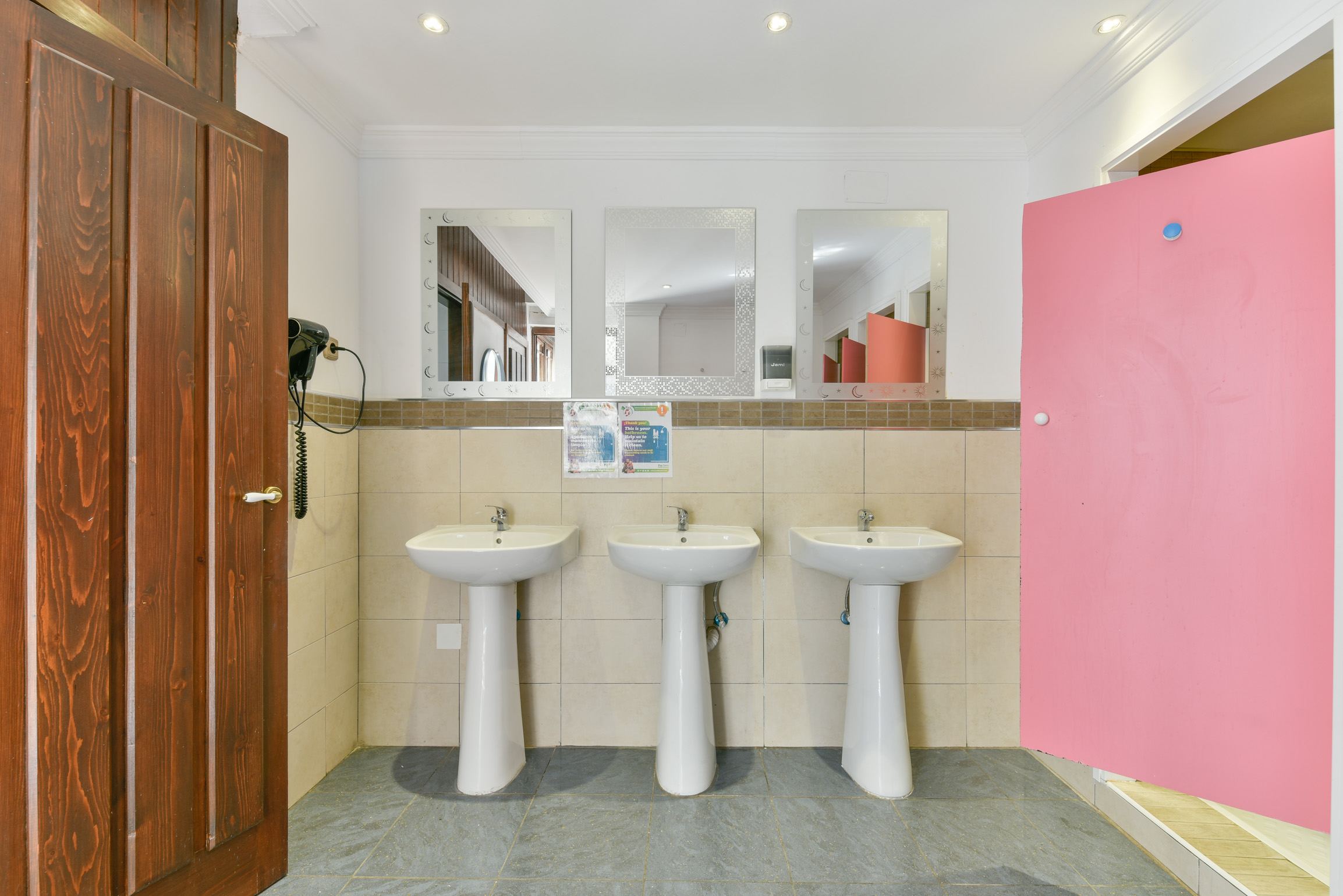 Feel Hostel City Center