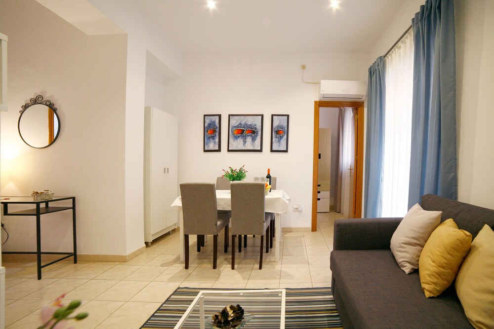 Victoria De Alba House