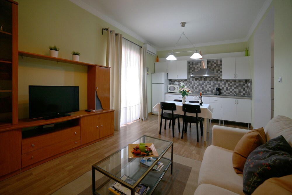 Victoria De Alba House