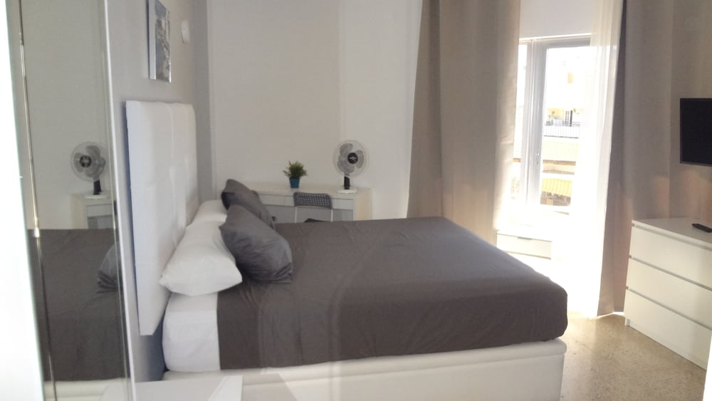 Carlos Rooms