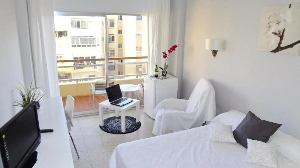 Carlos Rooms