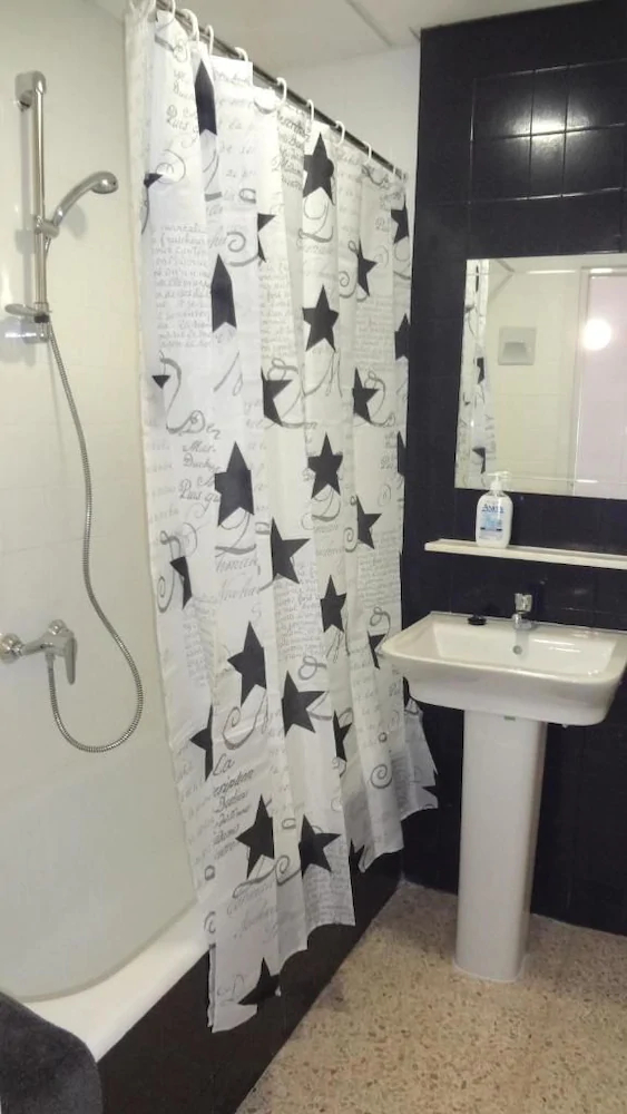 Carlos Rooms