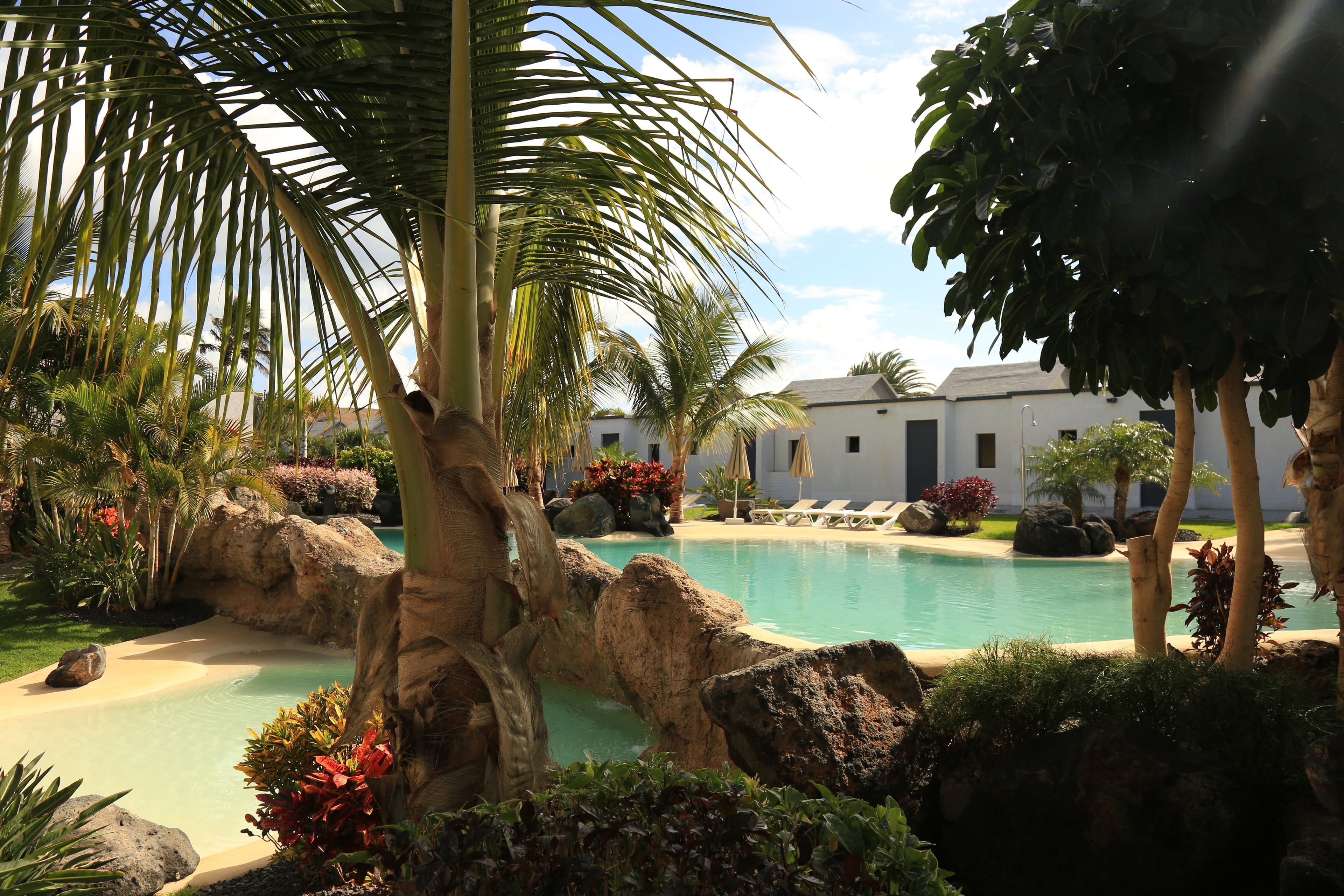 R2 Romantic Fantasia Dreams & Suites Hotel