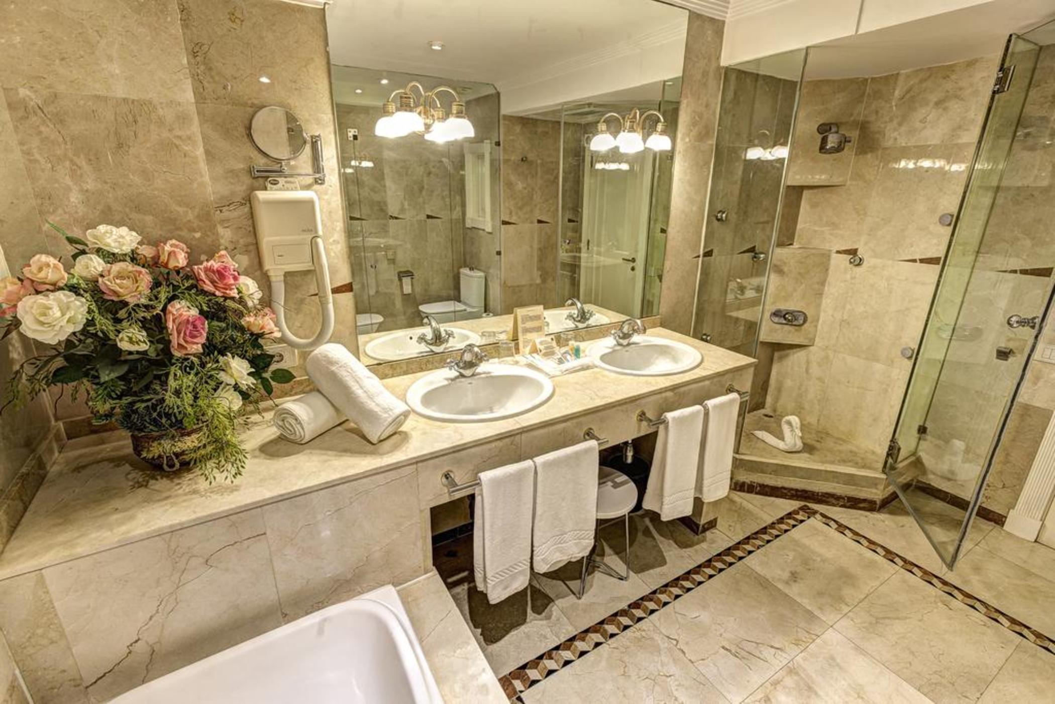 Bull Hotel Reina Isabel & Spa