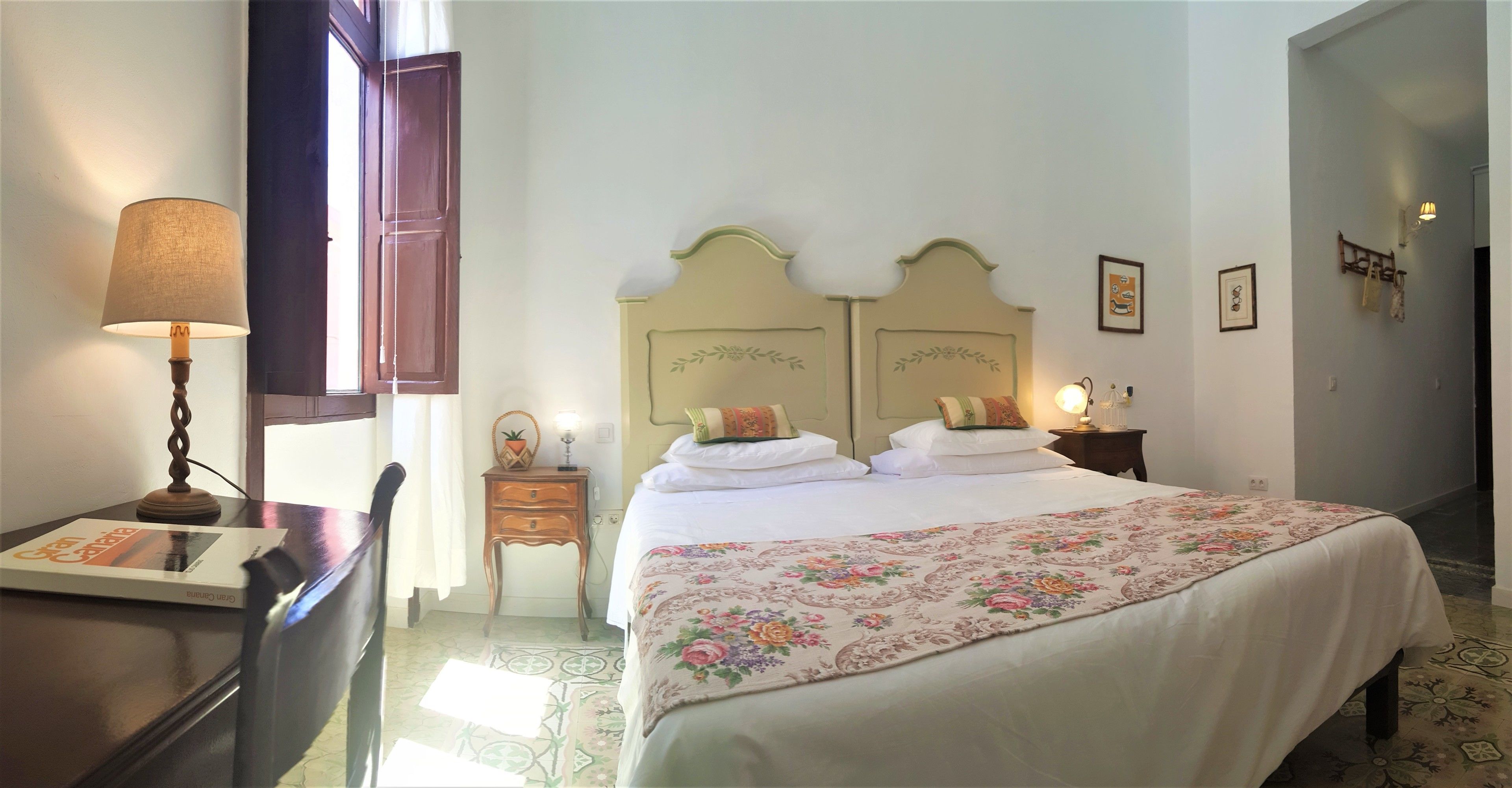 Los Canaritos Guest House