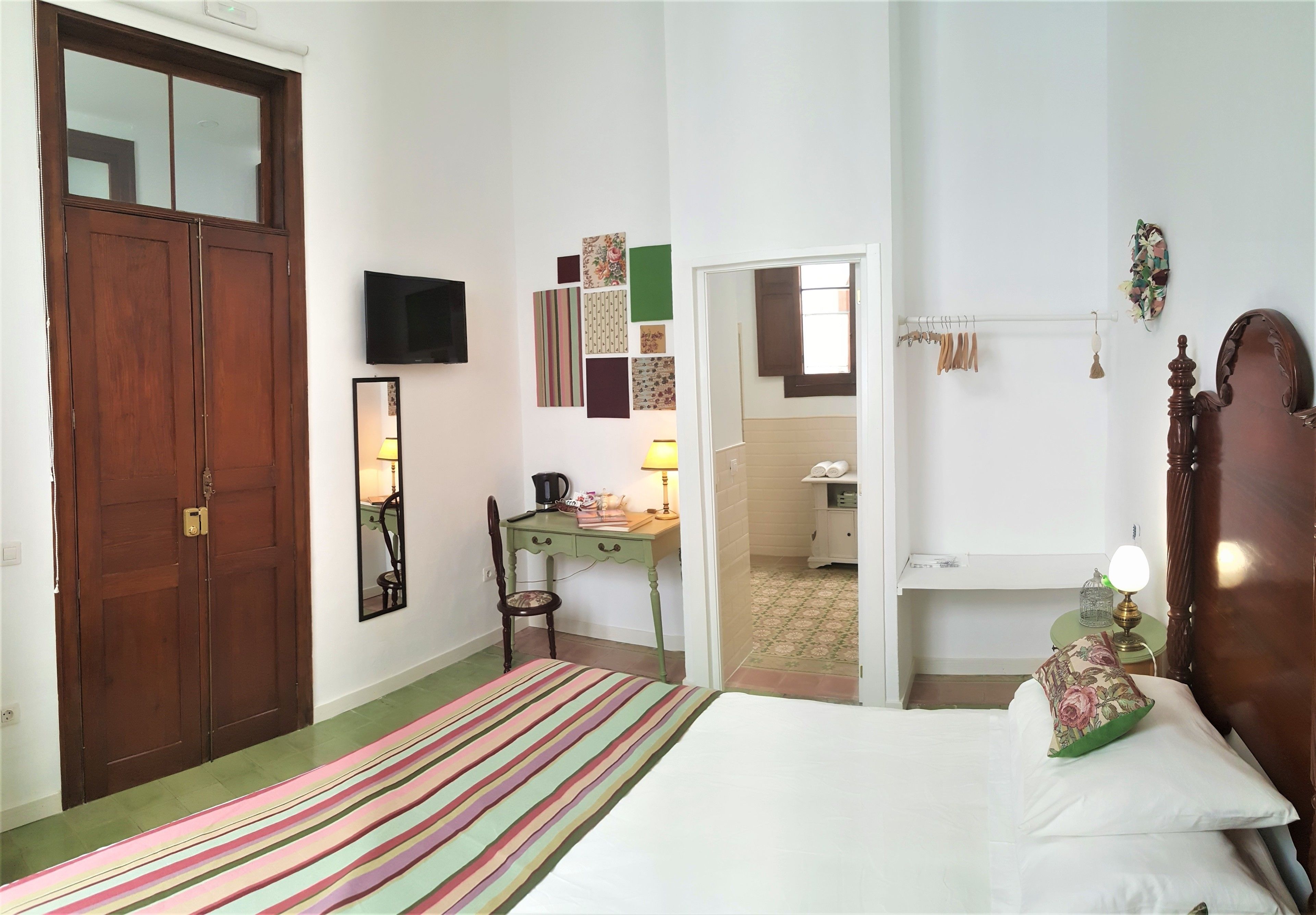 Los Canaritos Guest House