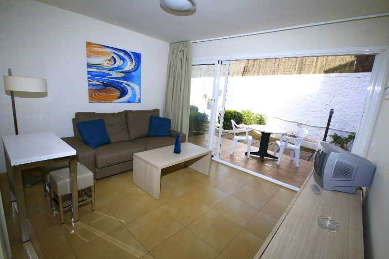 Las Tejas Apartments