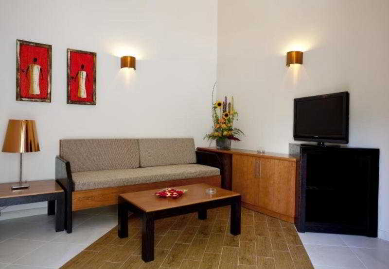 HL Miraflor Suites Hotel