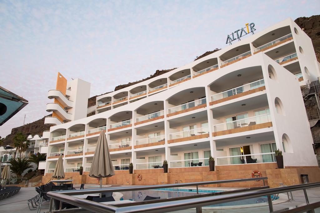 Altair Apartments