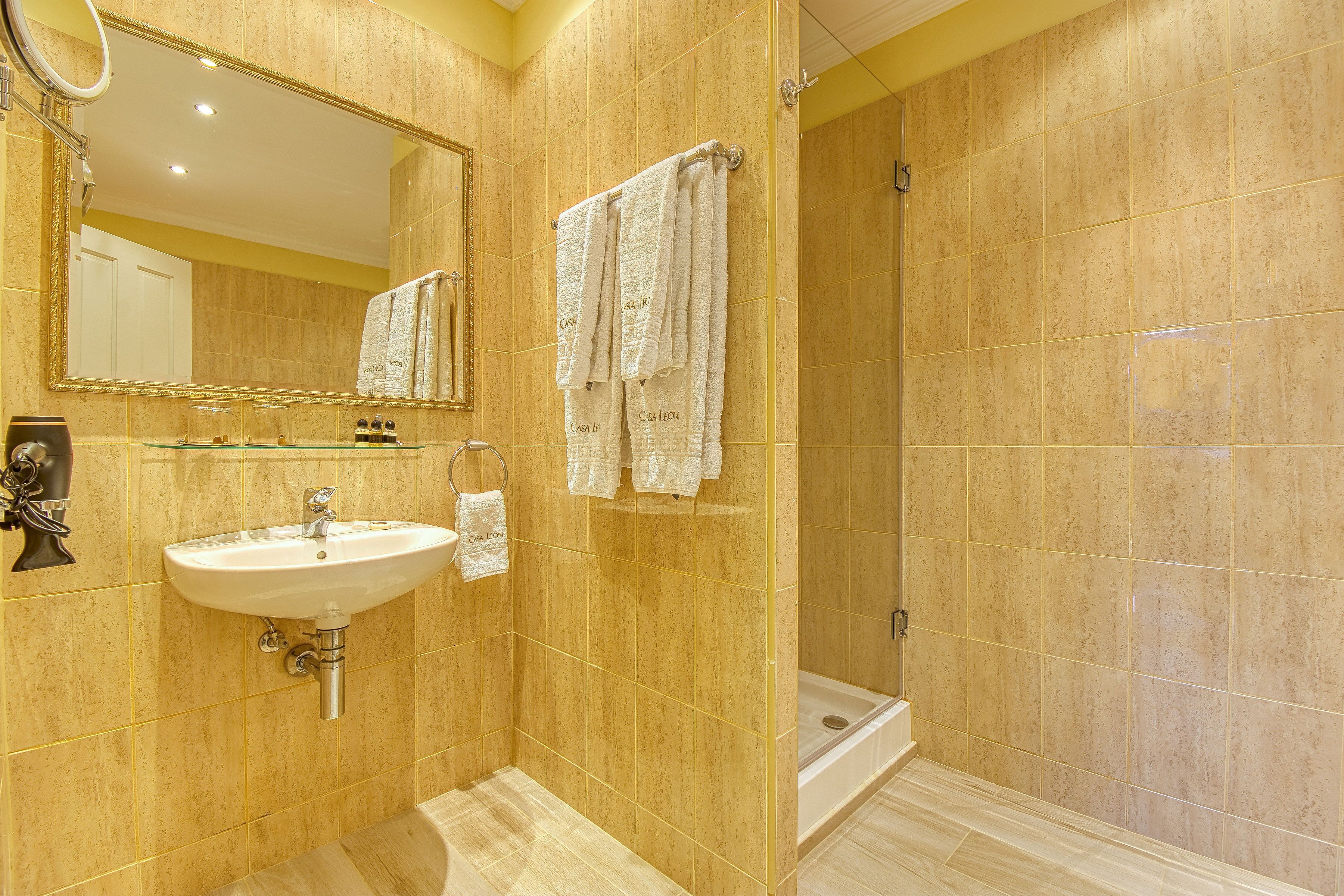 Casa León Royal Retreat