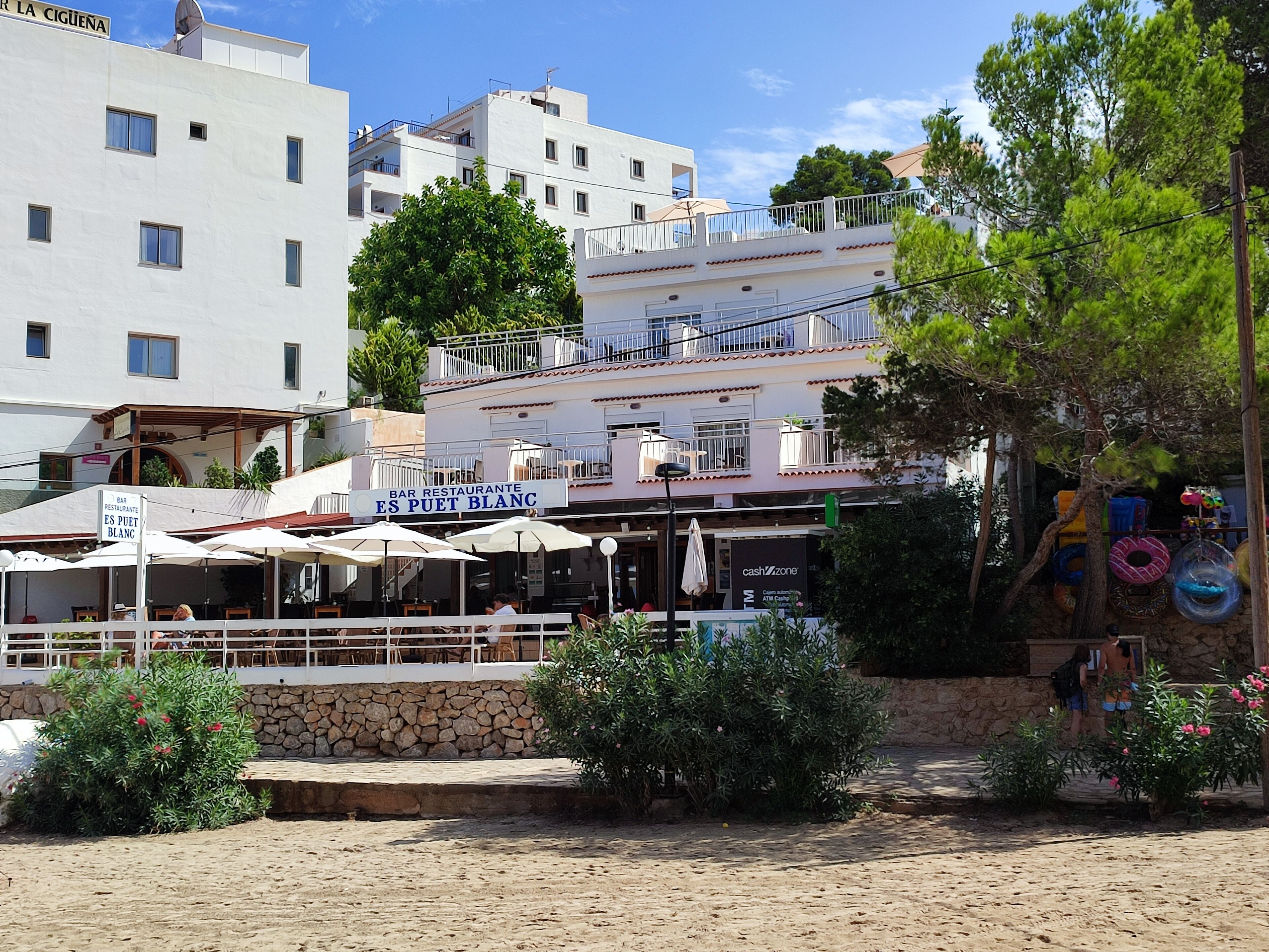 Es Puet Blanc By Flats Friends