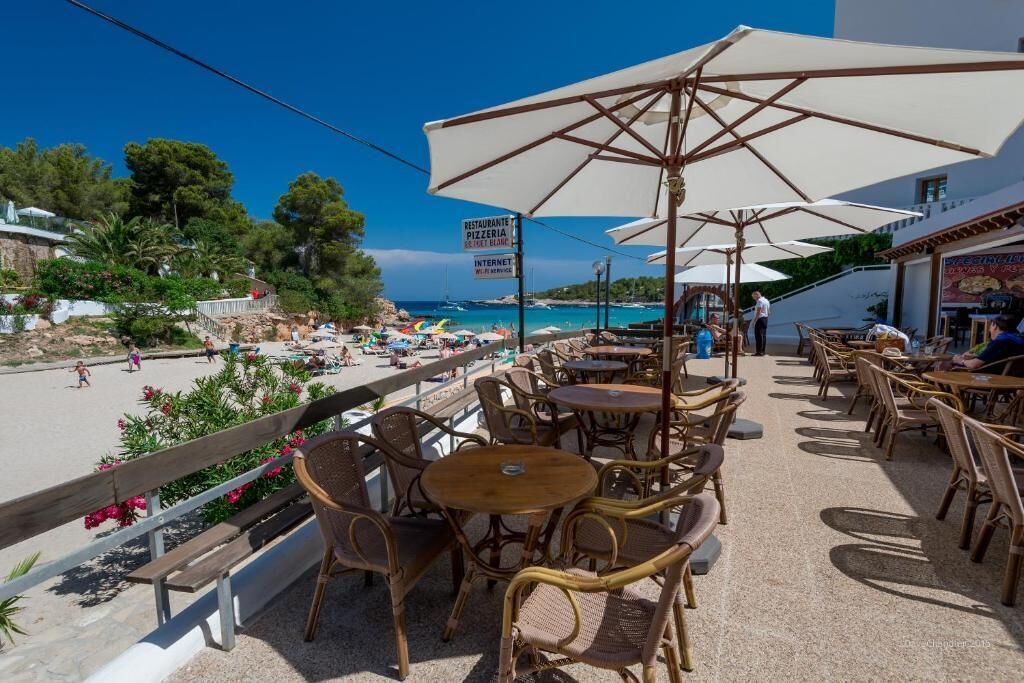 Es Puet Blanc By Flats Friends