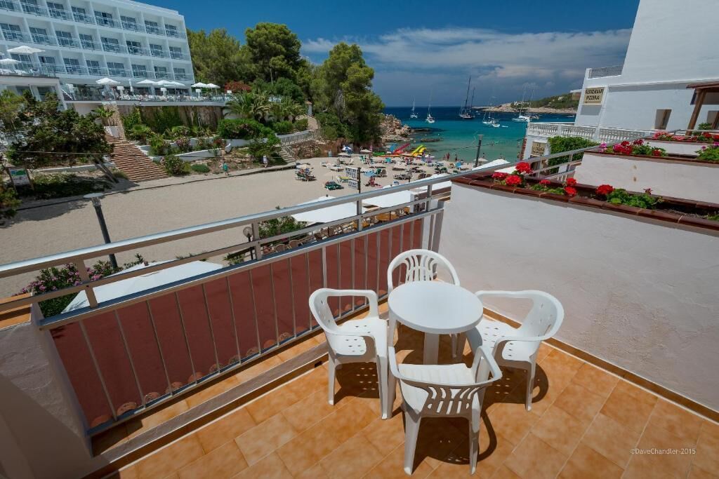 Es Puet Blanc By Flats Friends