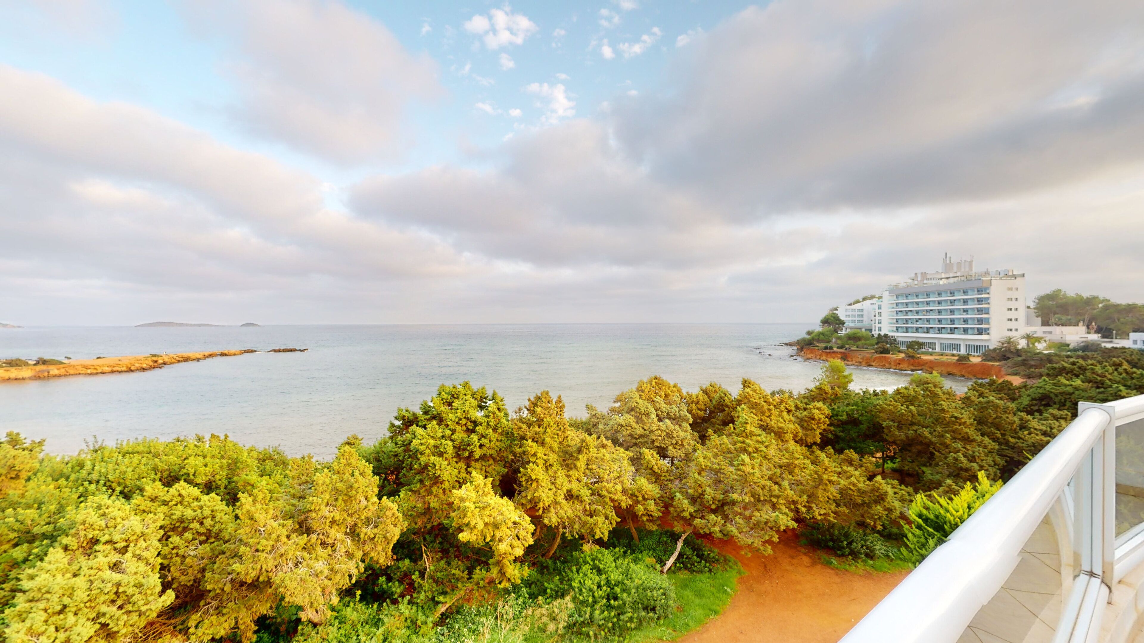 Tropic Garden Hotel & Apartments