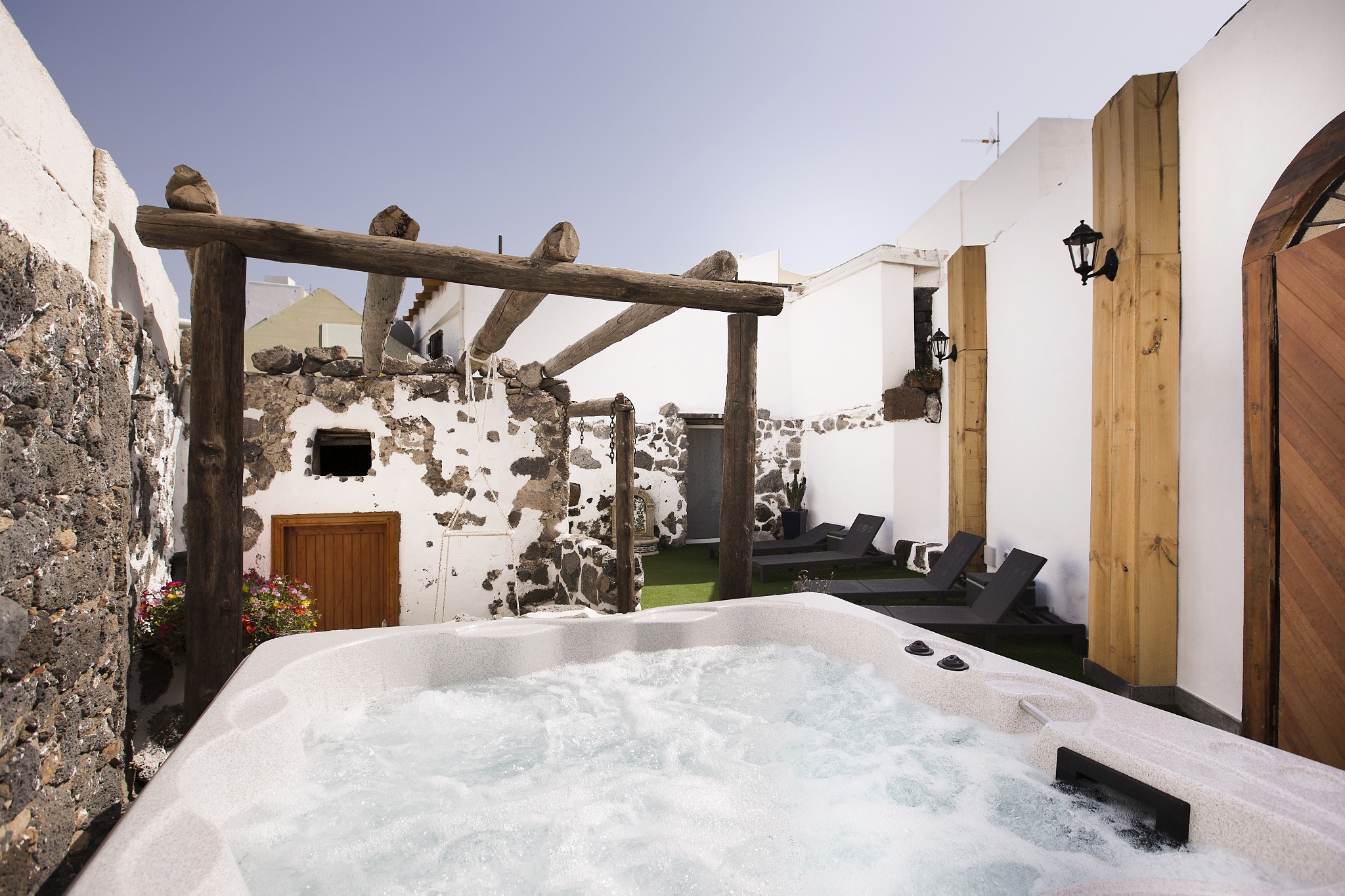 El Charco Suites