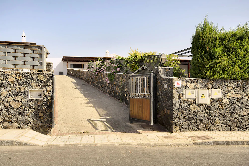 La Casa De Abajo