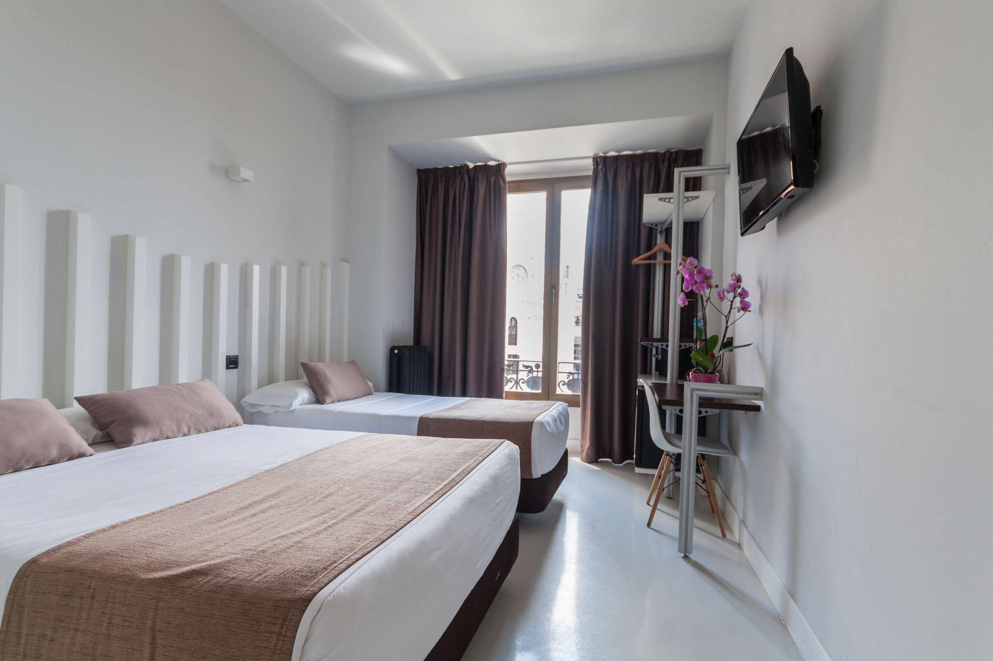 Hostal Gran Via 44