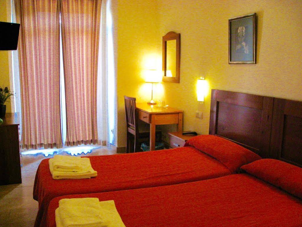 Hostal Tirso Plaza