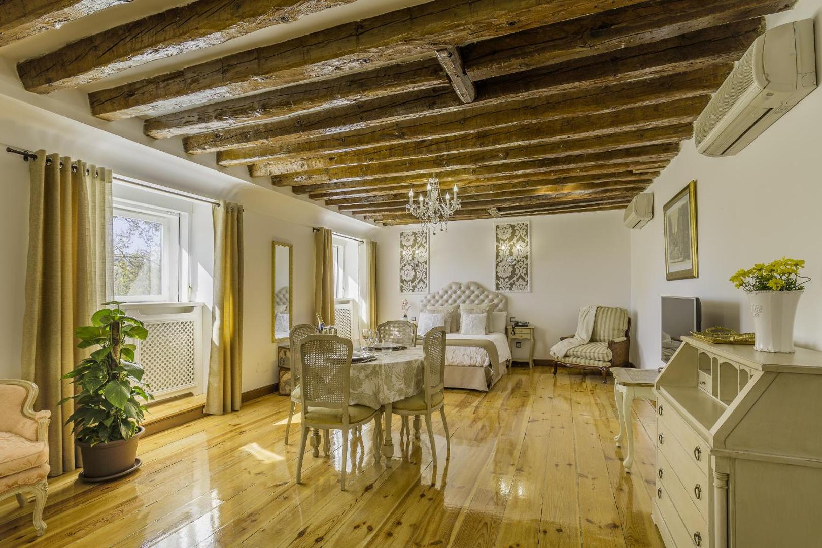 Oriente Palace Apartments