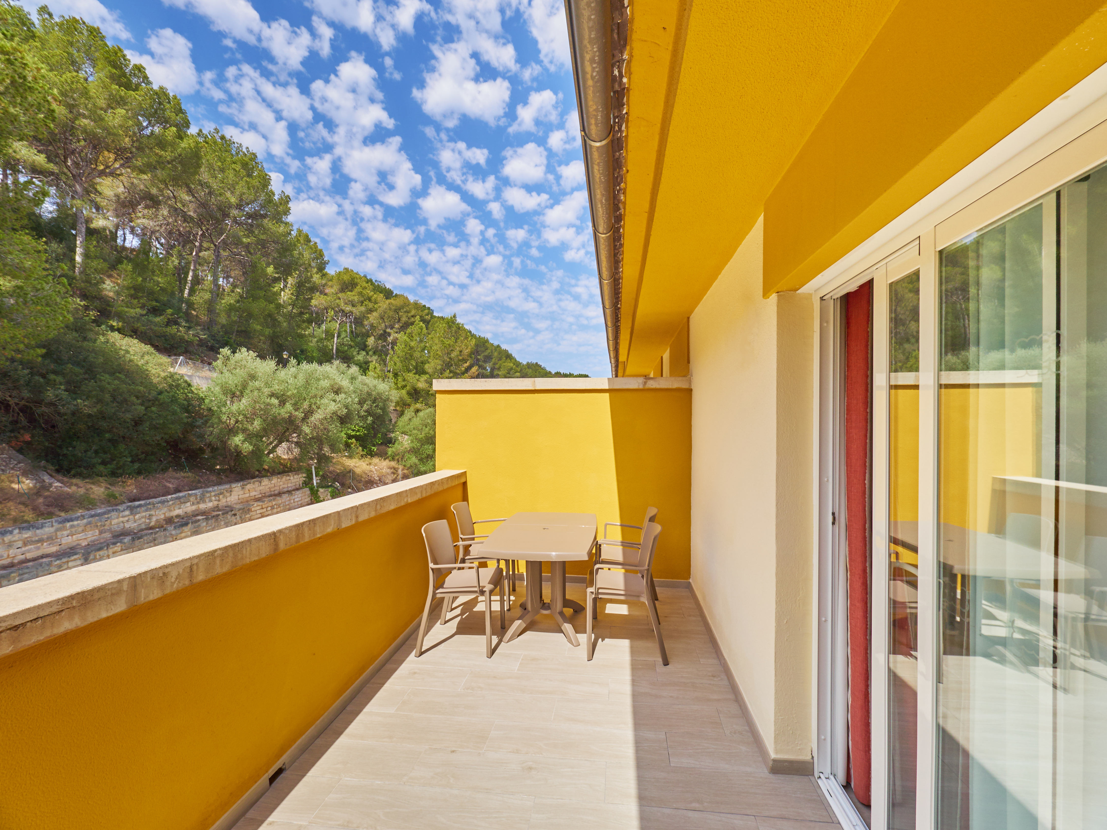 Flor Los Almendros Apartments