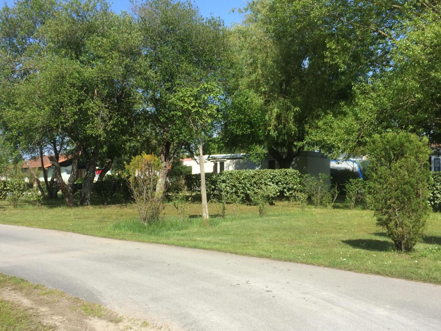 Mobil Home Dans Camping Mussonville