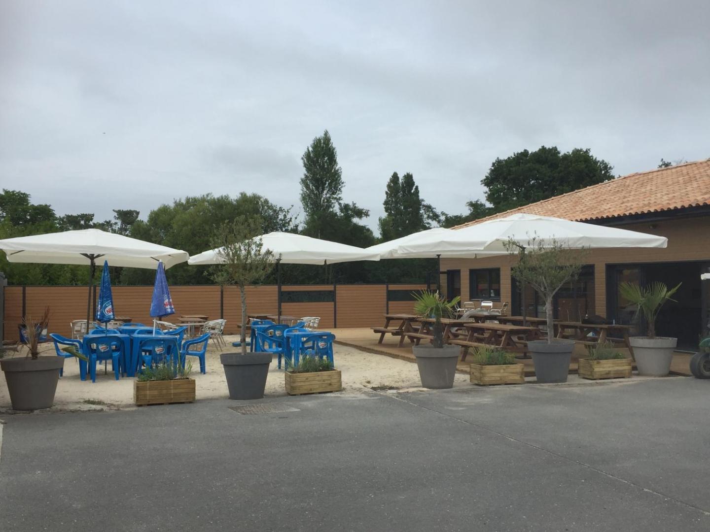 Mobil Home Dans Camping Mussonville