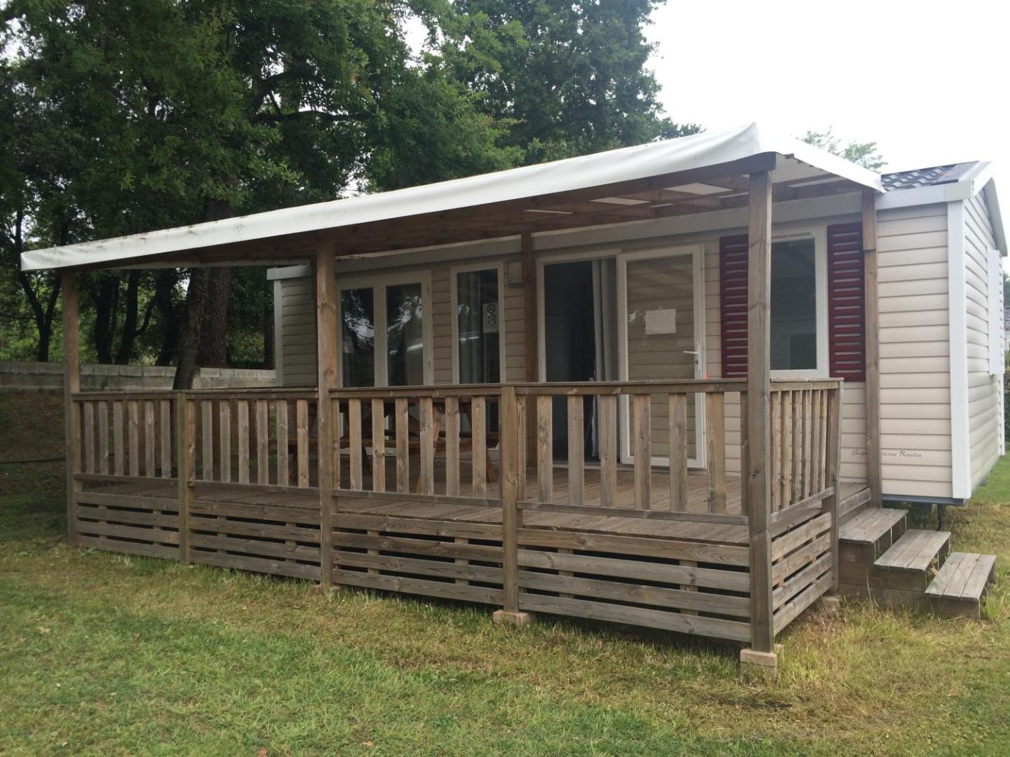 Mobil Home Dans Camping Mussonville