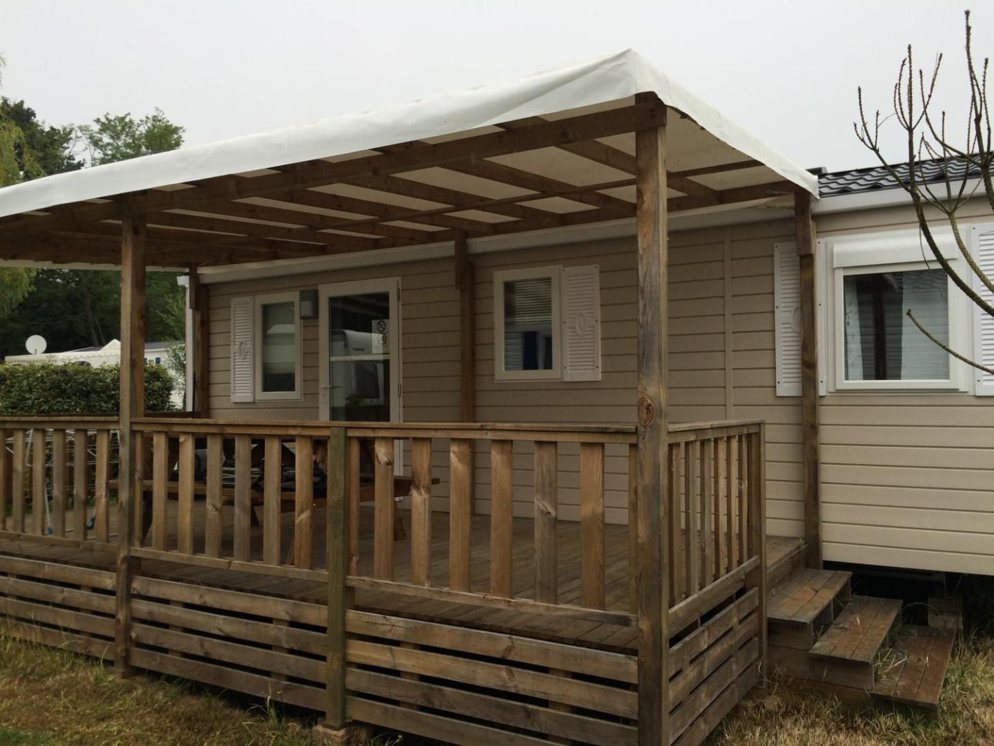 Mobil Home Dans Camping Mussonville