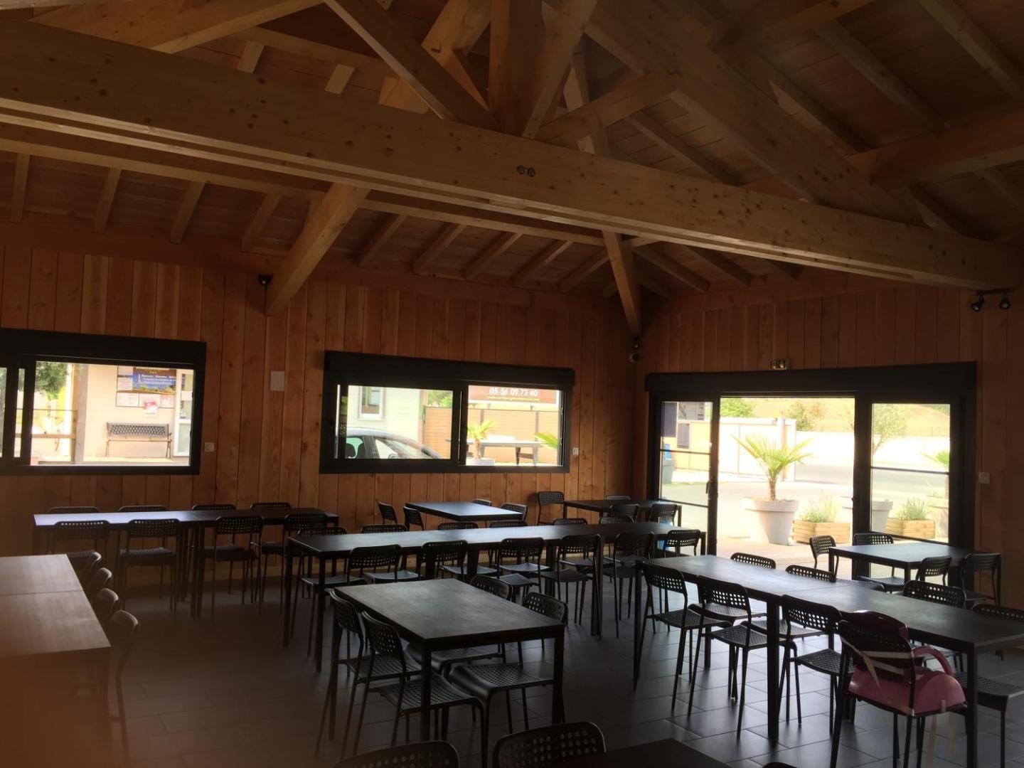 Mobil Home Dans Camping Mussonville
