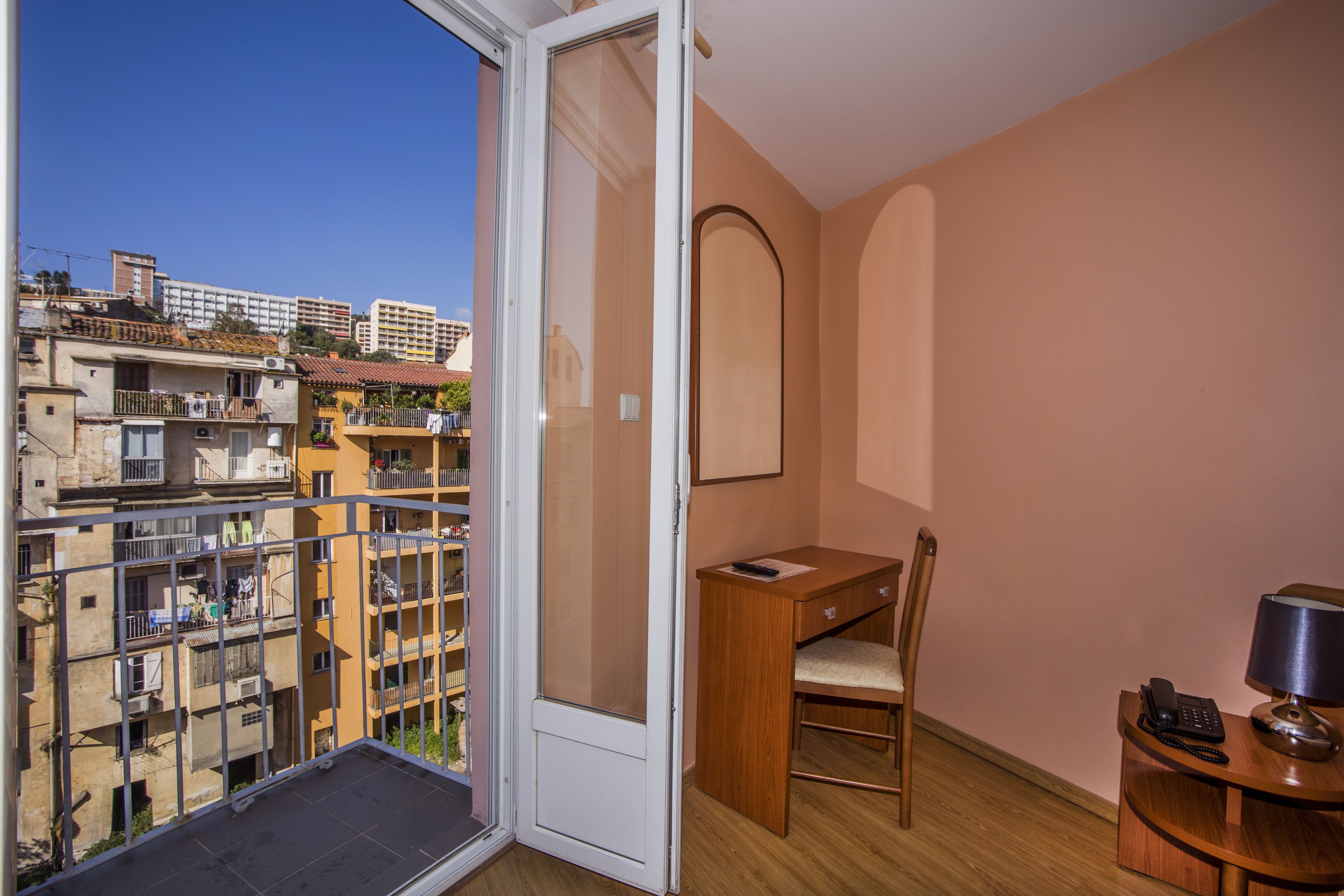 Le Dauphin Hotel & Restaurant