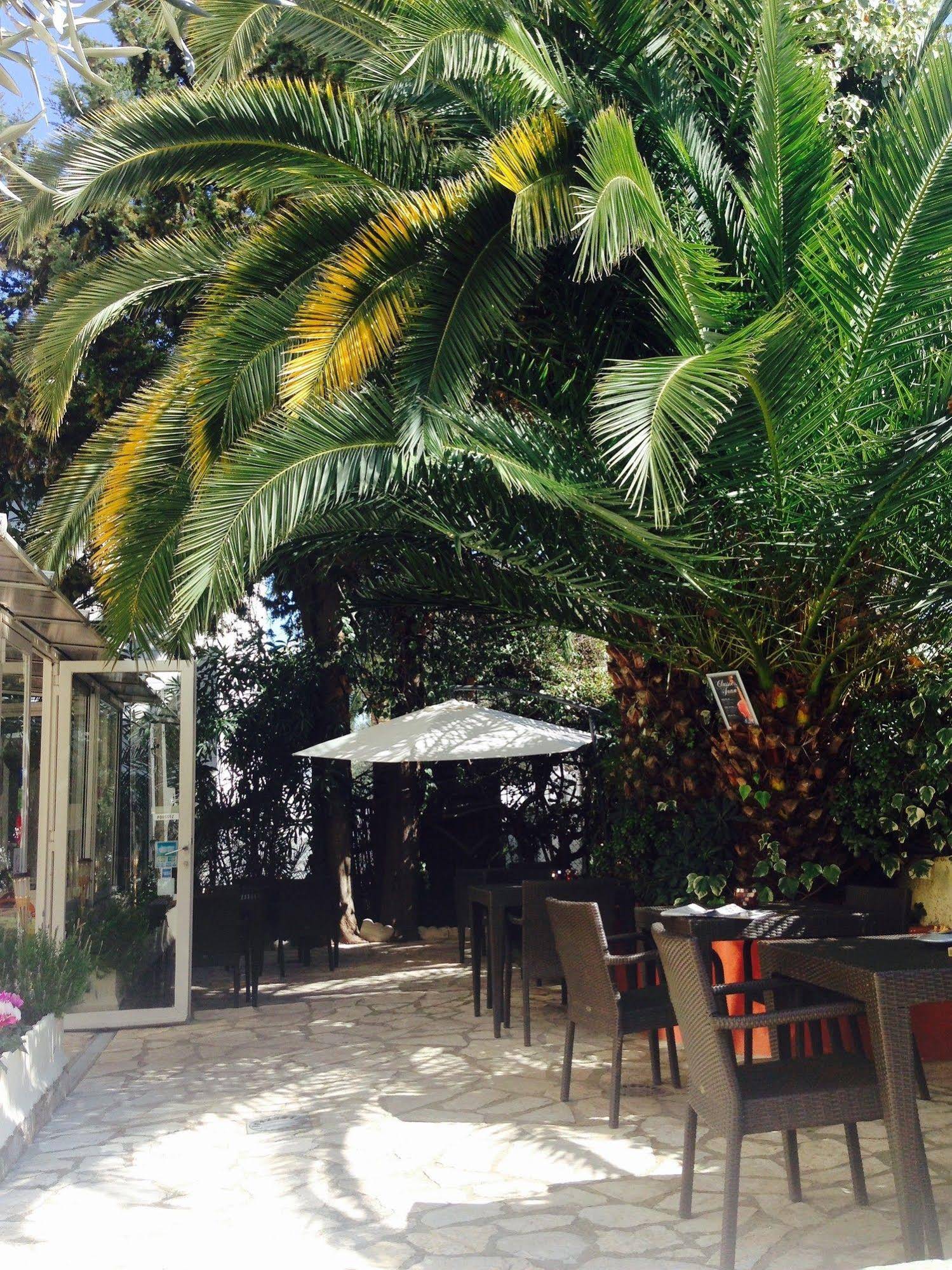 Le Petit Castel