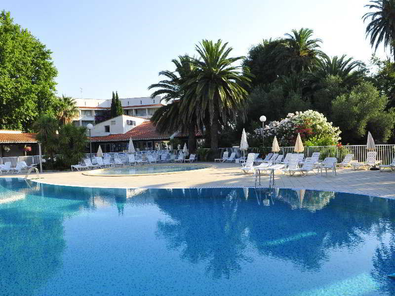 Domaine Du Mas Blanc Residence De Touris