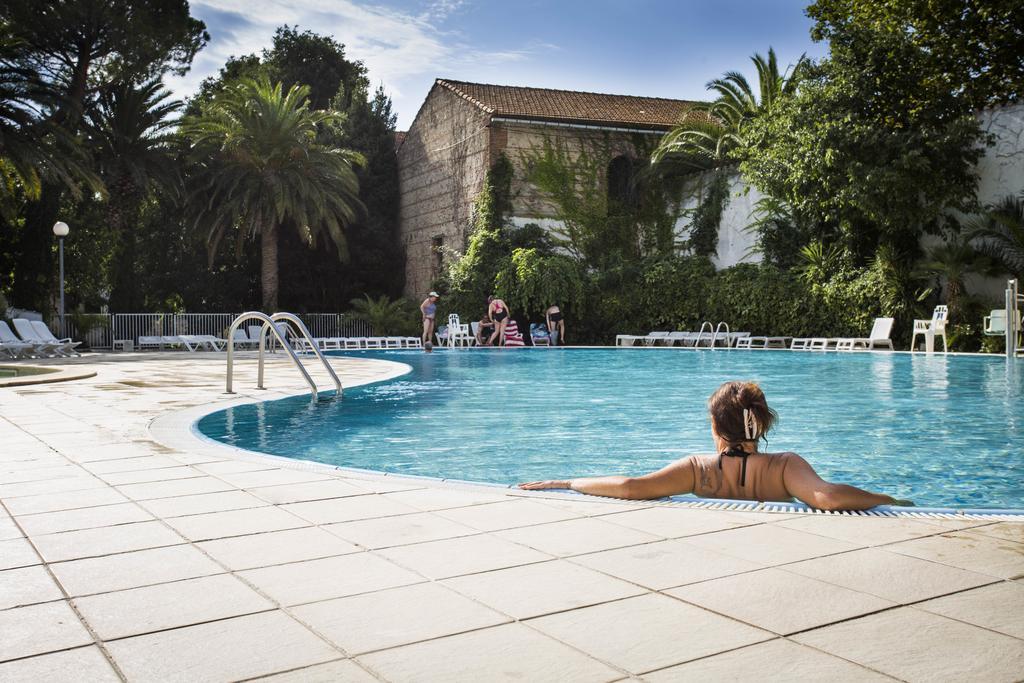 Domaine Du Mas Blanc Residence De Touris