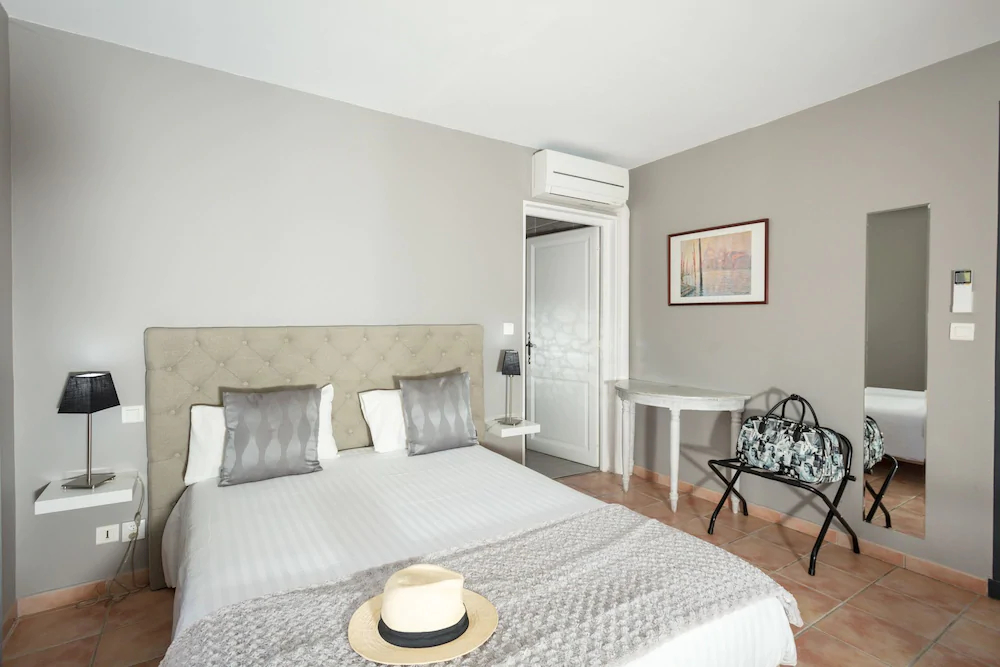 Hotel Le Saint Genies