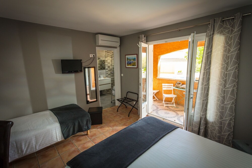 Hotel Le Saint Genies